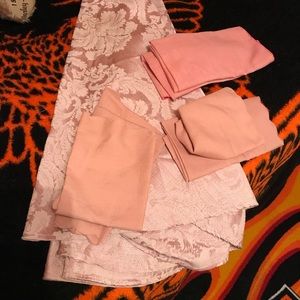 Round table cloth and napkins